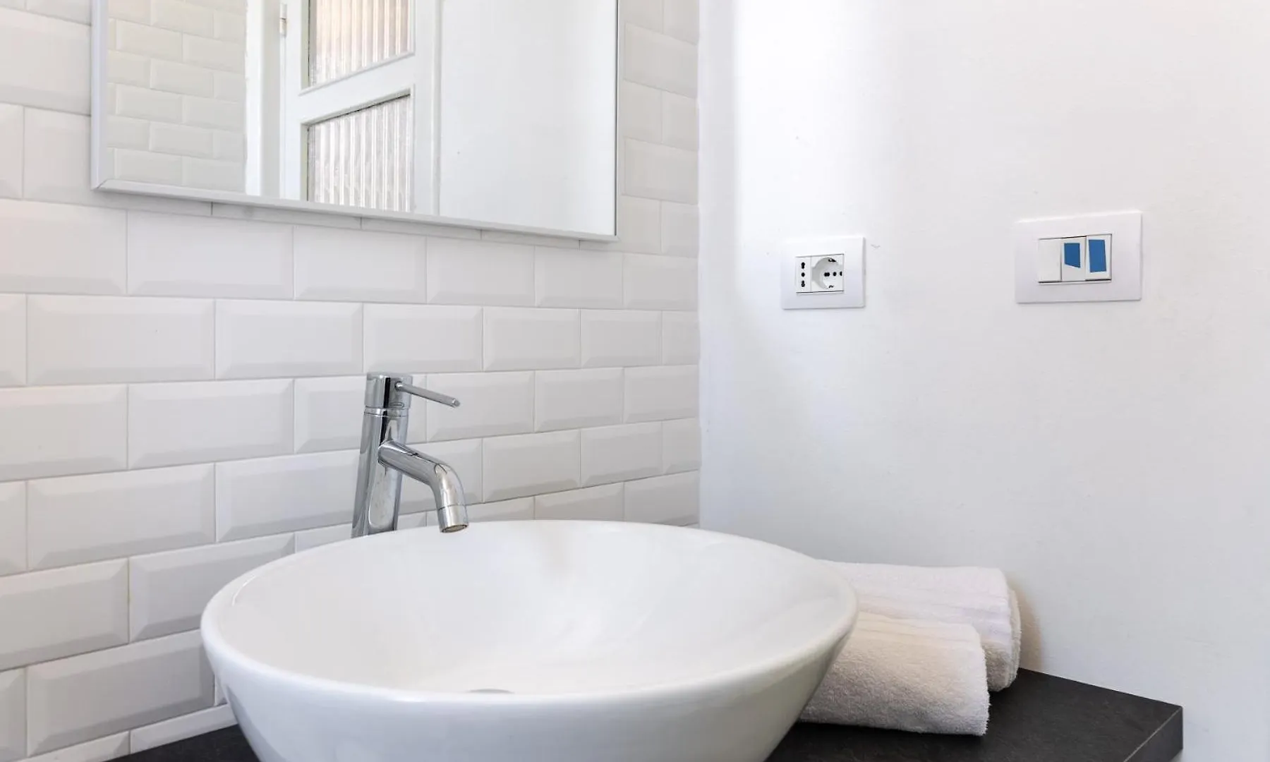 Hostdomus - Casa Ester Noli 0*,